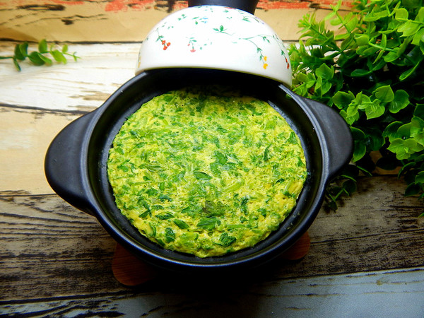 Steamed Eggs with Celery Leaves recipe