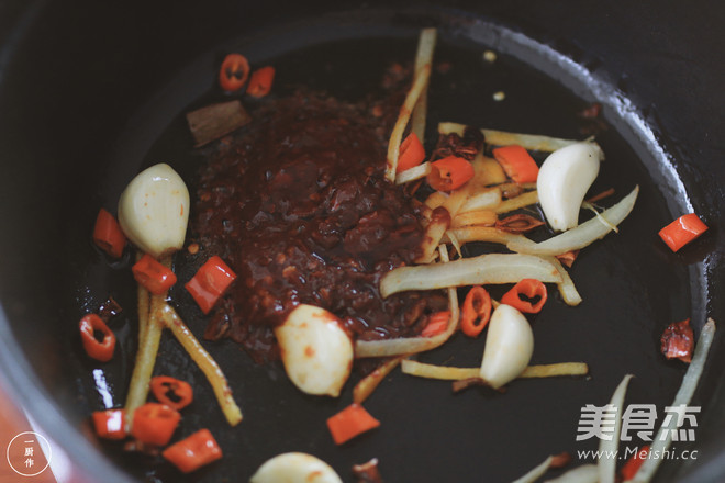 Surrounded Stove Iron Wok Fish | A Kitchen recipe