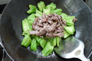 Stir-fried Beef with Lily and Bitter Gourd recipe
