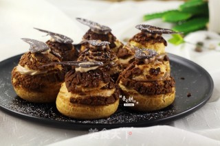 Puff Pastry Puffs with Hazelnut Kada Sauce recipe