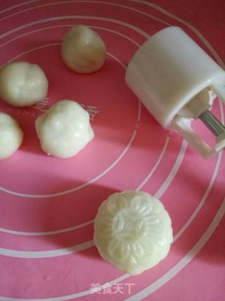 Banana Filling Snowy Mooncakes recipe