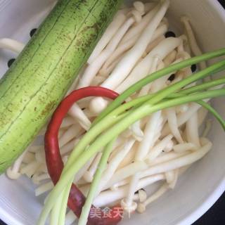 Stir-fried Loofah with White Jade Mushroom recipe