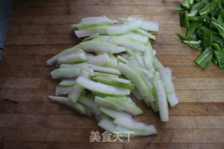 Stir-fried Sweet and Sour Green Pepper and Watermelon Peel recipe