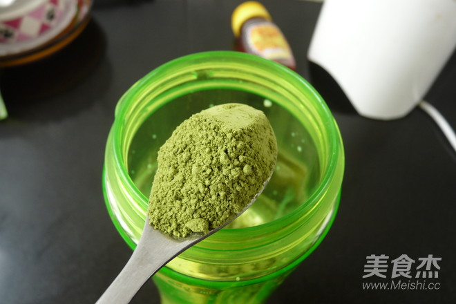 Wormwood Matcha Banana Milkshake recipe