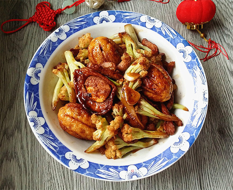 Stir-fried Cauliflower with Tiger Skin Egg and Pork Slices recipe