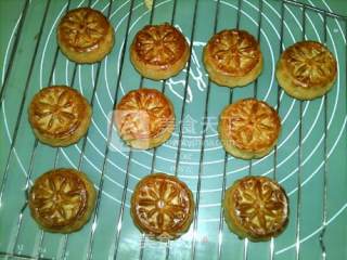 Cantonese-style Lotus Seed Paste and Five-ren Moon Cake recipe