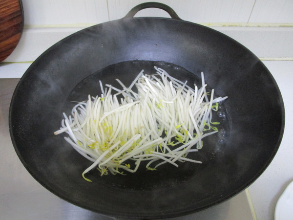 Stir-fried Three Shreds of Mung Bean Sprouts recipe