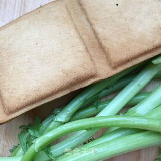 Stir-fried Wormwood Stalks Fragrant and Dried recipe