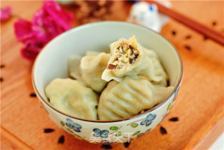 Dumplings Stuffed with Pork, Garlic and Yellow Fungus recipe