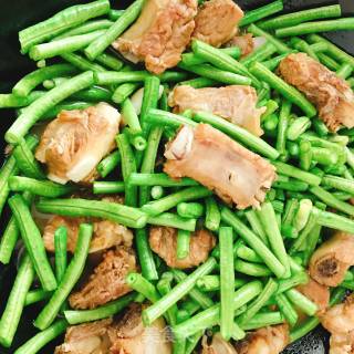 Stir-fried Pork Ribs with Cowpeas recipe