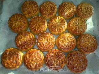 Mooncake with Lotus Seed Paste and Egg Yolk recipe