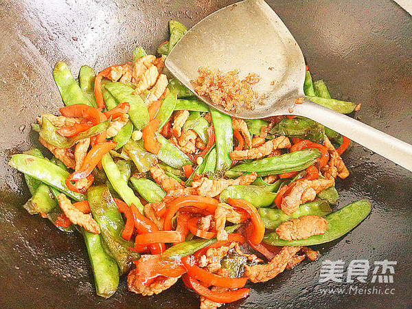 Fried Pork with Snow Peas recipe