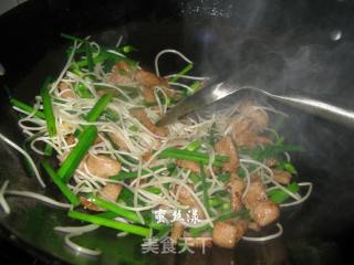 Stir-fried Pork Neck with Leek and Silver Buds recipe