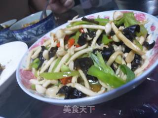 Stir-fried White Jade Mushroom with Fungus and Green Pepper recipe