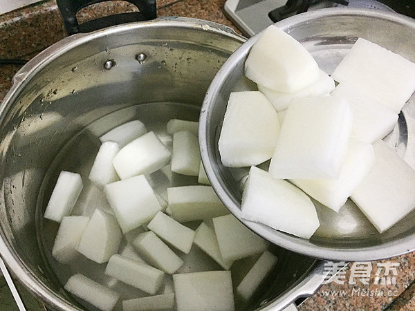 Stewed Pork Bone Soup with Longan and Radish recipe