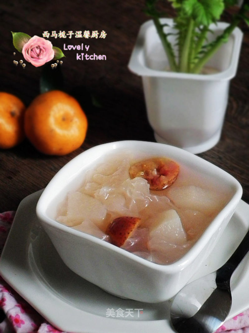 Appetizing and Nourishing Lungs with White Fungus and Sydney Red Fruit Soup
