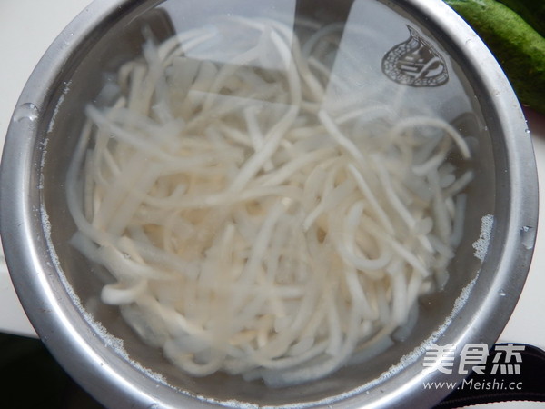 Shredded Pork Salad with Potato Powder recipe