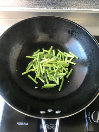 Stir-fried Garlic Sprouts with White Jade Mushroom recipe
