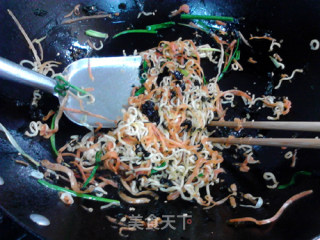 Stir-fried Instant Noodles with Whitebait, Seaweed and Carrot recipe