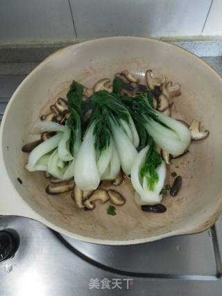 Stir-fried Mushrooms with Milk and White Rape recipe