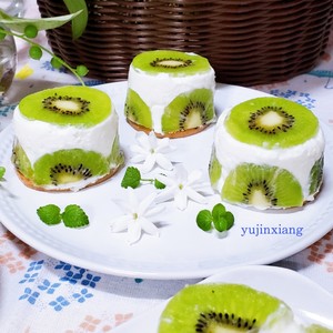 Fresh in The Rainy Season | Kiwi Yogurt Mousse Cake recipe