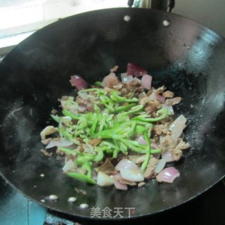 Fried Pork with Fungus and Onion recipe