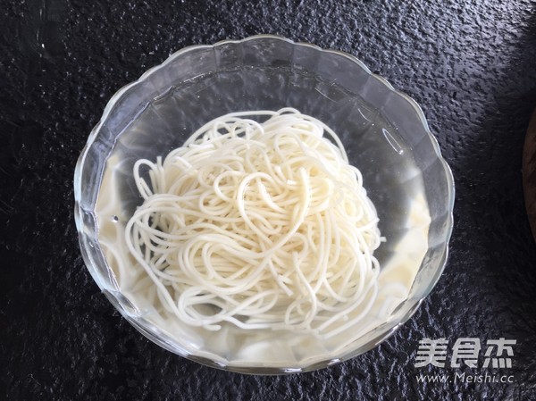 Xiangxi Sour Radish Cold Noodles recipe