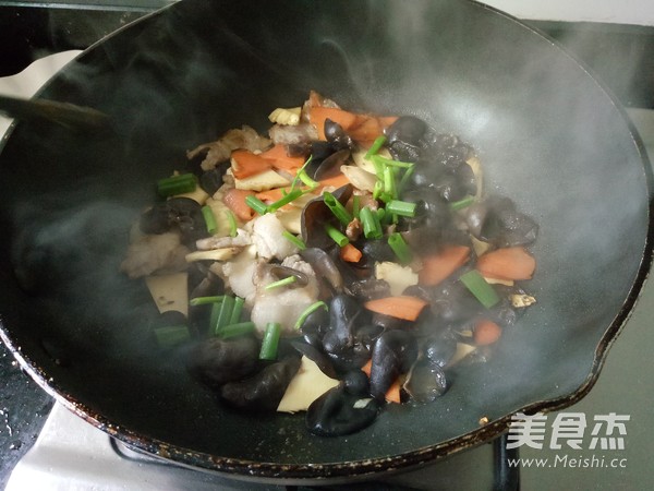 Stir-fried Winter Bamboo Shoots with Black Fungus recipe