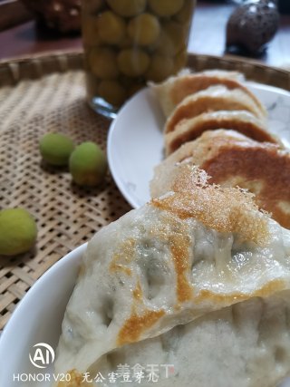 Chives, Eggs and Shrimp Skin Fried Buns recipe