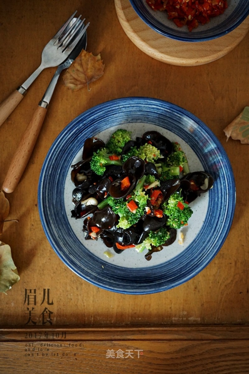 Chopped Pepper Fungus Mixed with Broccoli recipe