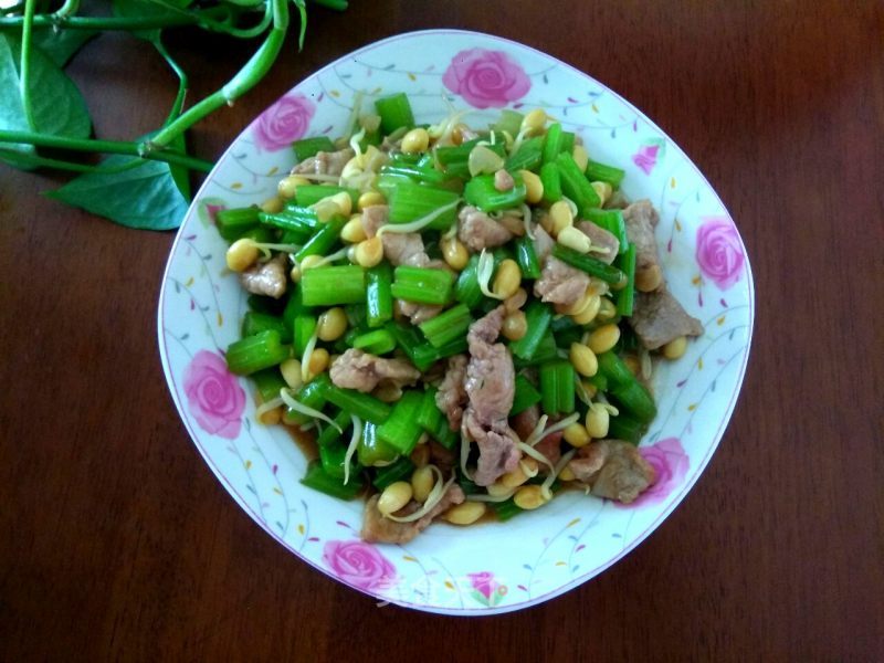 Celery and Soy Sprouts Stir-fried Pork recipe