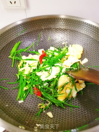 Scrambled Eggs with Chive Moss recipe