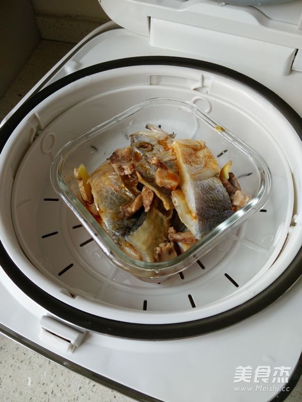 Steamed Yellow Croaker with Bacon recipe