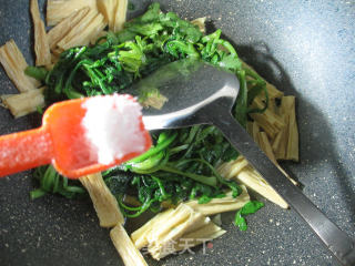 Fried Wormwood with Yuba recipe