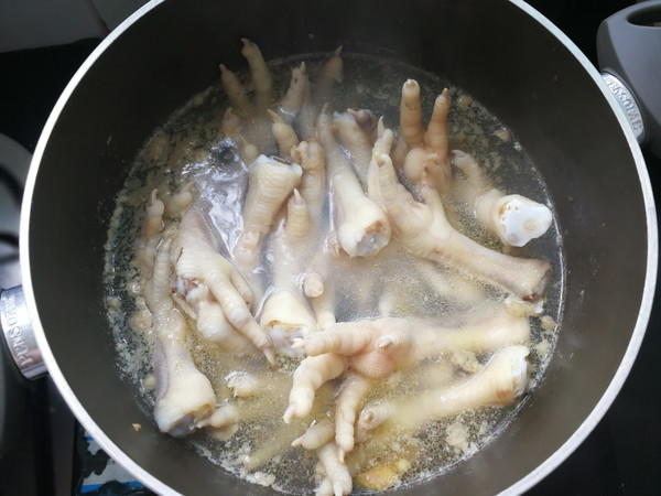 Sauce-flavored Braised Chicken Feet recipe