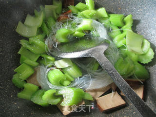 Stir-fried Vermicelli with Vegetarian Ham and Celery recipe