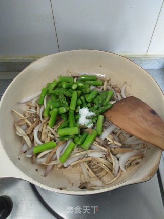 Stir-fried Asparagus with Tea Tree Mushroom recipe