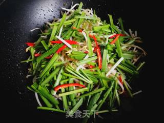 Stir-fried Leek with Mung Bean Sprouts recipe