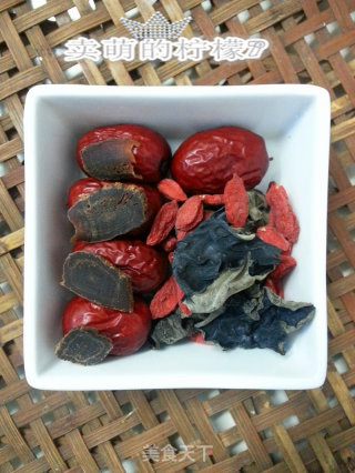 Eat It with Red Ginseng-stewed Black Fungus and Wolfberry recipe