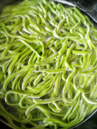 Spinach Noodles with Cold Skin recipe