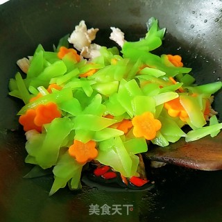 Stir-fried Green Bamboo Shoots and Carrot Slices recipe