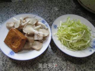 Stir-fried Xiuzhen Mushrooms with Leek Sprouts recipe