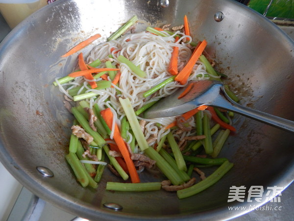 Stir-fried Rice Noodles with Shredded Pork recipe