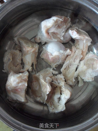 [winter Health Food of Common People's Home] Soup with Bean Skin Tube and Bone recipe