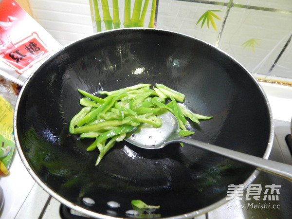 Stir-fried Vegetarian Chicken Wings with Green Peppers recipe