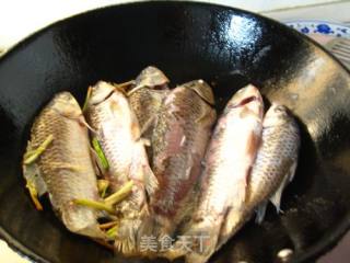 Wild Small Crucian Carp with Green Onion recipe