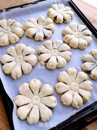 #新良第一节烤大赛# Bean Paste Petal Bread recipe