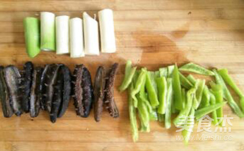 Grilled Sea Cucumber with Green Onion and Green Pepper recipe