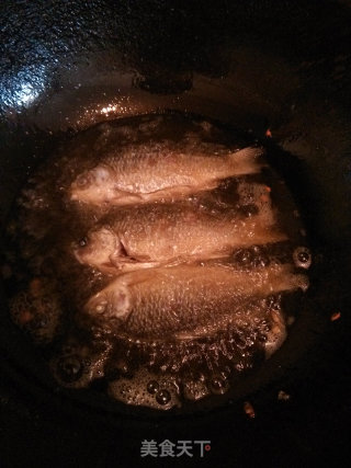 Fried Small Crucian Carp recipe