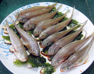 Steamed Wakame with Chopped Pepper Yellow Croaker recipe